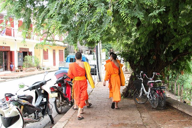 158-Luang-Prabang-072.jpg - Hier wonen en studeren veel monniken. Zij geven de stad een relaxte sfeer die zo goed bij Laos past.