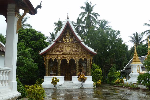 159-Luang-Prabang-009.jpg - Elk klooster (vat) heeft z’n tempel …