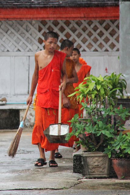 167-Luang-Prabang-116.jpg - Zij houden het klooster proper …