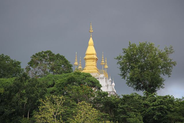 189-Luang-Prabang-186.jpg - Boven op de heuvel staat Chom Si, een stoepa. Dat is een boeddhistisch bouwwerk dat de relieken van een boeddhistische heilige bevat.