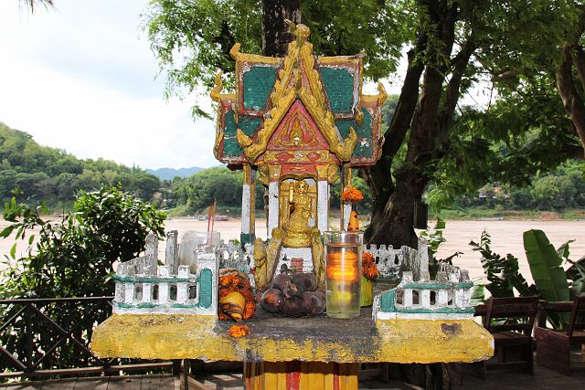 199-Luang-Prabang-187.jpg - Ook langs de Mekong zet je geen honderd stappen zonder een boeddha-verering tegen te komen.