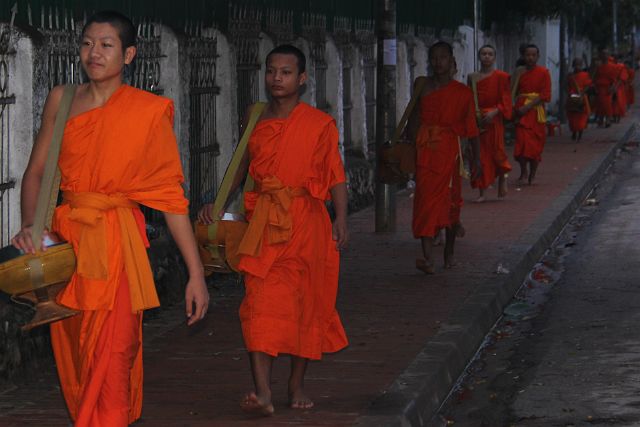 206-Luang-Prabang-139.jpg - Elke morgen wandelen lange rijen monniken langs de huizen van Luang Prabang …