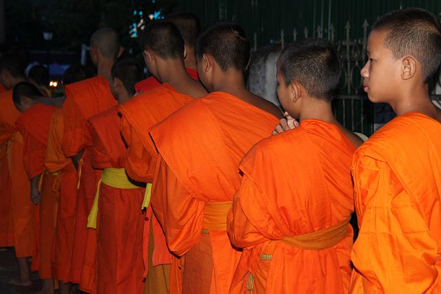 207-Luang-Prabang-133.jpg - … om voedseloffers in hun bedelkom te verzamelen.