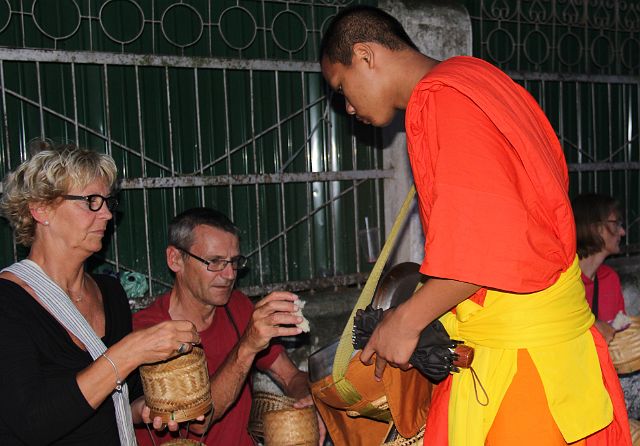 210-Luang-Prabang-130.jpg - Gekke toeristen die zo vroeg willen opstaan, zijn ook van de partij om de monniken een hapje toe te steken.