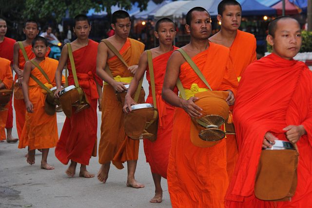 211-Luang-Prabang-141.jpg - Als de kommen gevuld zijn, keren ze naar hun kloosters terug.