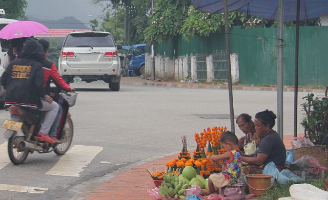 212-Luang-Prabang-112.jpg - Al dat geoffer komt uiteraard ook de lokale economie ten goede!