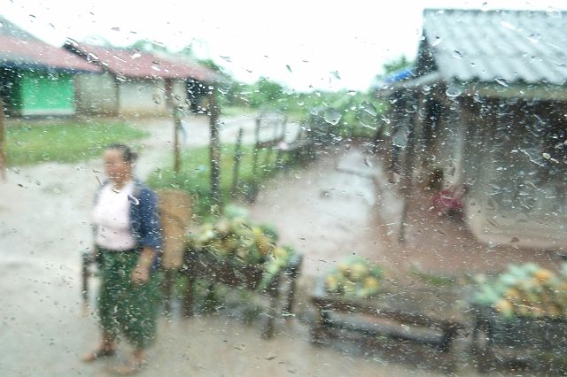 249-Vang-Vieng-01.jpg - We rijden naar Vang Vieng. Het is gisteren beginnen regenen en het wil maar niet ophouden.