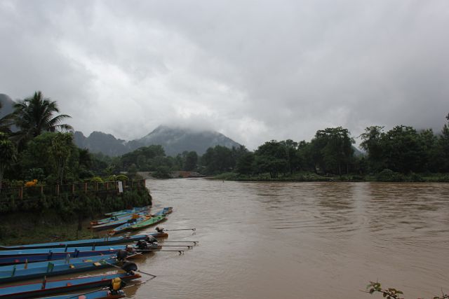 251-Vang-Vieng-30.jpg - Vang Vieng is mooi gelegen aan de oevers van de Nam Song rivier en is omgeven met steil karstgebergte. 