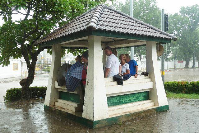 270-Vientiane-003.jpg - Aangekomen in Vientiane, de hoofdstad van Laos. We gaan direct op stap en moeten meteen schuilen voor een fikse regenbui!