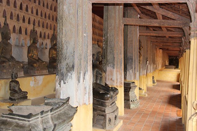 273-Vientiane-030.jpg - Wat Si Saket herbergt meer dan 6 800 Boeddhabeelden.