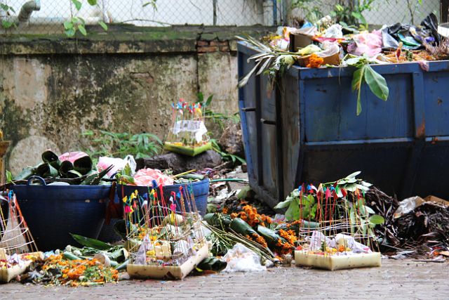 284-Vientiane-066.jpg - Wat natuurlijk ook veel afval met zich mee brengt.