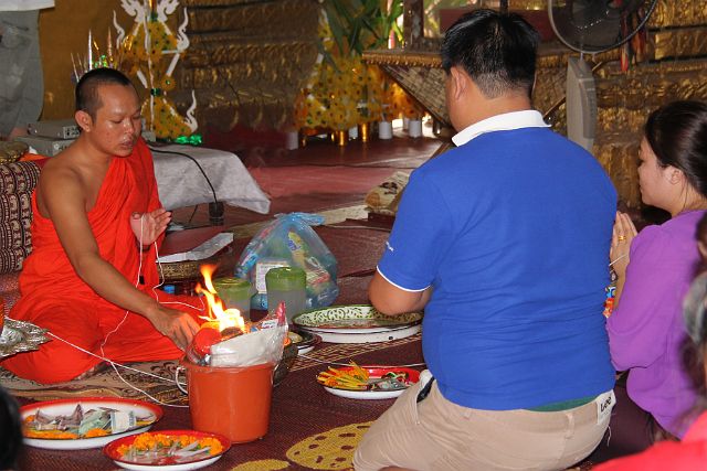 286-Vientiane-075.jpg - Dit is een animistische baci-ceremonie. Het ritueel is bedoeld om er bij belangrijke gebeurtenissen voor te zorgen dat alle geesten in het lichaam aanwezig zijn om de gebeurtenis op een zo harmonieus mogelijke manier te beleven.
