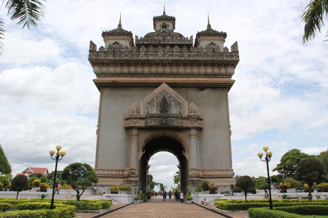291-Vientiane-193.jpg - Patuxay, de overwinningspoort, de Laotiaanse versie van de Arc de Triomphe. 