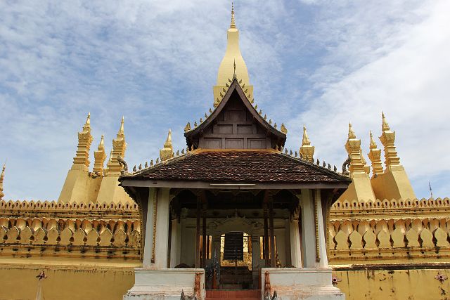 295-Vientiane-169.jpg - Deze heilige stoepa is zowel het nationaal symbool van Laos …