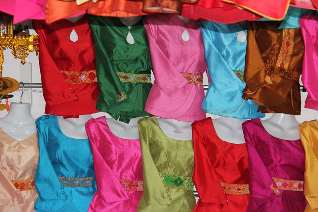302-Vientiane-196.jpg - Op de markt kan je de kleurrijkste stoffen kopen.