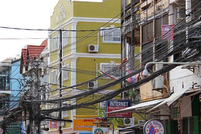 305-Vientiane-198.jpg - In het straatbeeld van Vientiane zijn de elektriciteitsdraden een heus kunstwerk.