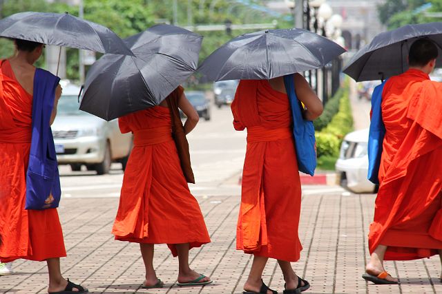 306-Vientiane-190.jpg - Ook de monniken kleuren het dorpse karakter van deze hoofdstad.
