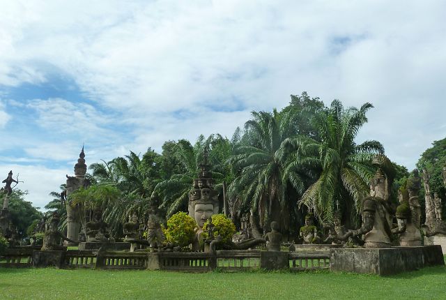 312-Vientiane-090.jpg - Iets buiten Vientiane ligt Wat Xieng Khuan, het Boeddhapark.