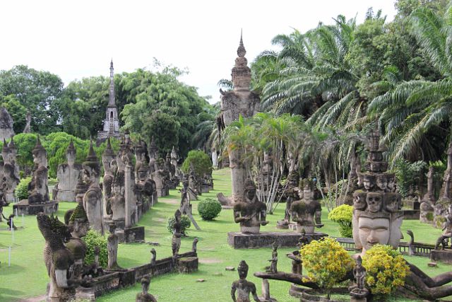 313-Vientiane-117.jpg - Dit Boedhhapark werd aangelegd in 1958 door een monnik die zowel het boeddhisme als het hindoeïsme bestudeerde.
