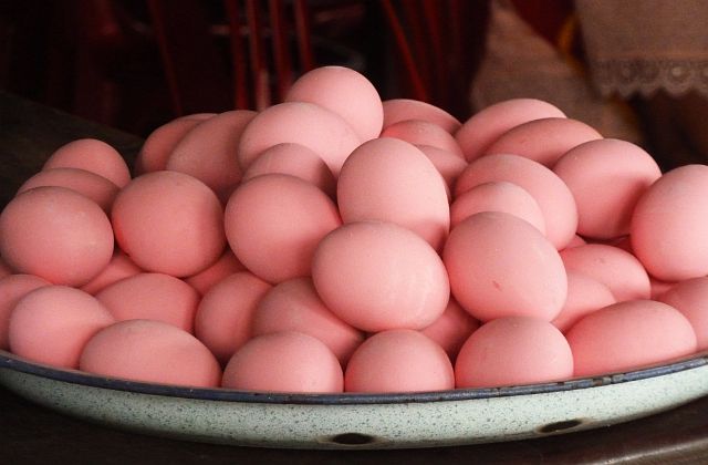 395-savannakhet-006.jpg - De eieren worden roze geschilderd om ze te onderscheiden van de andere eieren. Het zou een delicatesse zijn maar ik heb er niet van geproefd.