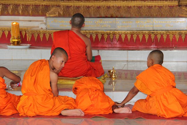 409-savannakhet-041.jpg - Komt voor de ouders wellicht goed van pas om hun kroost eens een paar weken onder de hoede van een boeddhistische monnik te plaatsen!