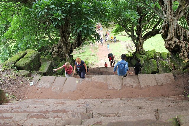 419-savannakhet-099.jpg - De ruïnes dateren uit de 5de en 6de eeuw en zijn daarmee dus minstens 200 jaar ouder dan Angkor Wat! 