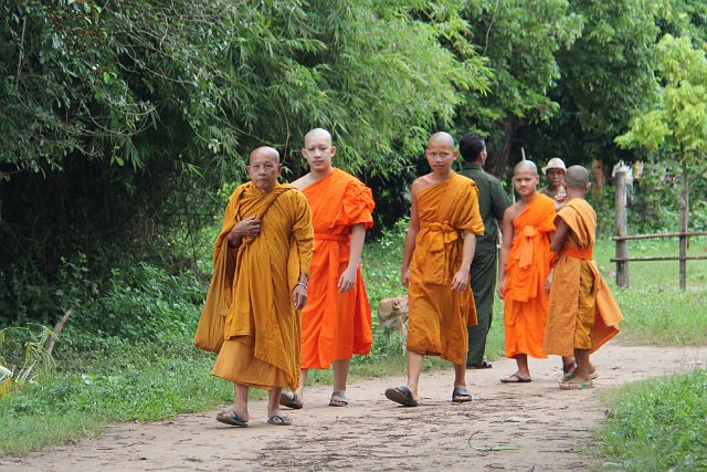 444-don-daeng-eiland-027.jpg - Monniken zijn op weg om voedsel te bedelen.