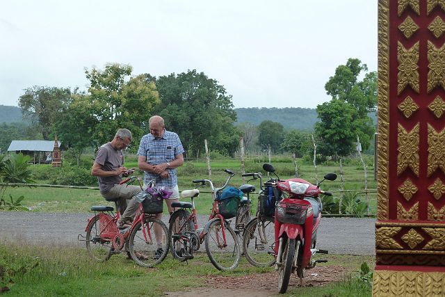 467-Khong-eiland-005-fietsen.jpg - Even checken waar we zijn.