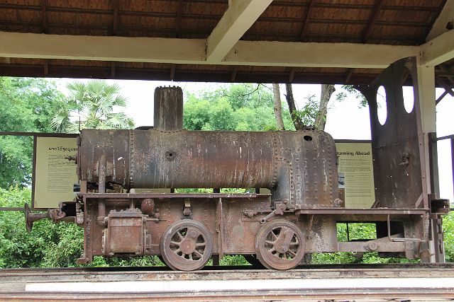 504-Khong-eiland-113-Si-Pan-Don.jpg - Deze locomotief herinnert aan de enige spoorweg die ooit door Franse kolonisten in Laos werd aangelegd als alternatief vervoer over het water. De spoorweg is al lang niet meer in gebruik.