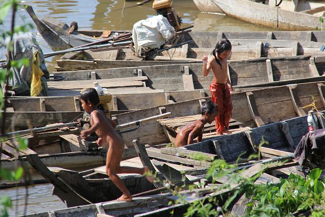 562-Phnom-Penh-039.jpg - En wie niet naar school gaat, speelt in het water of …