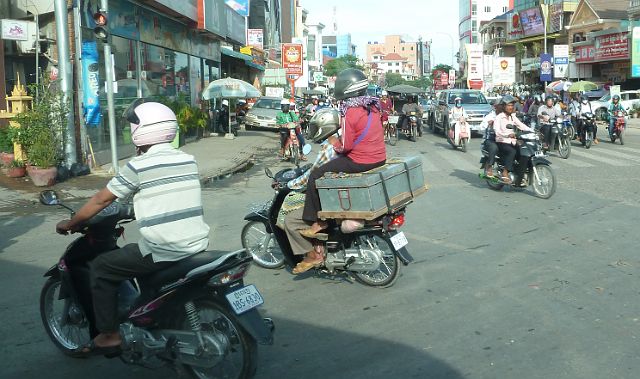 574-Phnom-Penh-115.jpg - Veel scooters op straat.