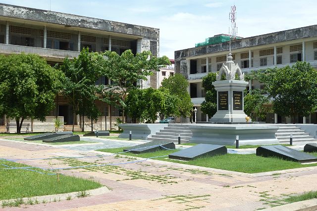 602-Phnom-Penh-132-tuol-sleng.jpg - Aansluitend bezoeken we het Tuol Sleng Genocide Museum. Op 17 april 1975 werd Phnom Penh bezet door de Rode Khmer. De bewoners werden naar het platteland gestuurd om ‘nieuwe mensen’ te worden. En deze middelbare school werd de beruchte S21-gevangenis.