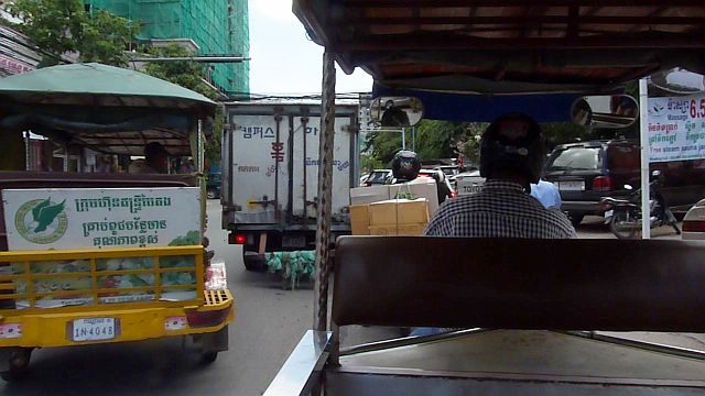 604-Phnom-Penh-134-tuol-sleng.jpg - We rijden met een tuktuk naar de markt.