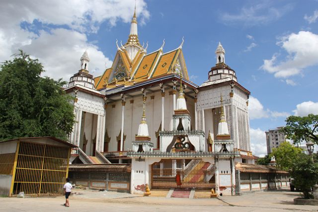 618-Phnom-Penh-166.jpg - Ook monniken mogen een luchtje scheppen.