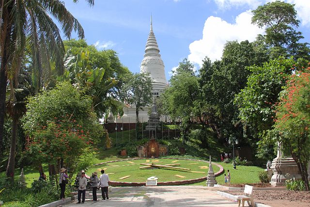 622-Phnom-Penh-170.jpg - Wat Phnom of Heuveltempel.