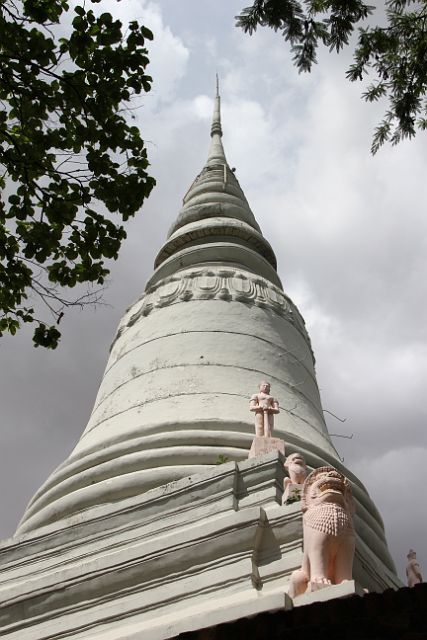 623-Phnom-Penh-171.jpg - Volgens de overlevering zou een Chinese vrouw vier boeddhabeelden hebben gevonden die door de Mekong aangespoeld waren. Zij nam de beelden mee naar de heuvel (Phnom) waarop ze woonde. Ze verhoogde daarna de heuvel, bouwde een tempel en plaatste de beelden in de tempel.