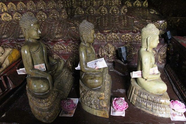 625-Phnom-Penh-176.jpg - Of je kan direct een centje geven aan Boeddha.