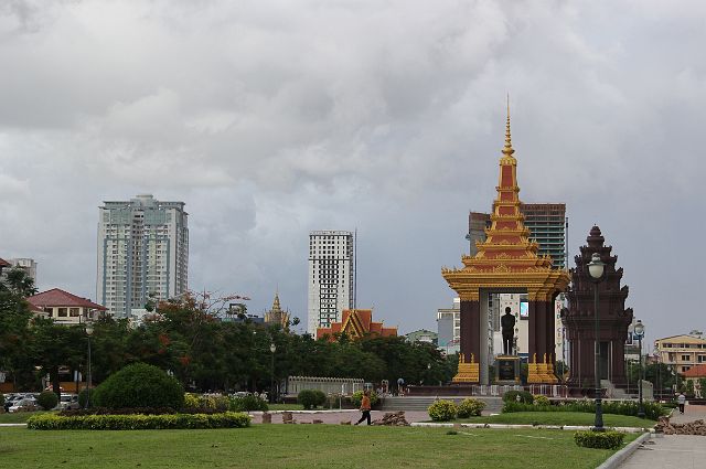 633-Phnom-Penh-203.jpg - Het onafhankelijkheids- of overwinningsmonument dateert uit 1958.