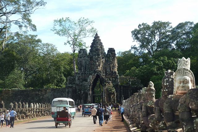 654-Siem-Reap-059-angkor.jpg - Met een chauffeur en zijn tuktuk, die een ganse dag ter onzer beschikking staat, rijden we naar Angkor.