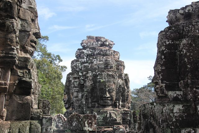 665-Siem-Reap-094-angkor.jpg - Bayon is omringd door 51 kleinere torens die elk bestaan uit 4 gezichten.