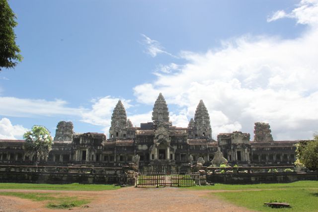 699-Siem-Reap-212-angkor-wat.jpg - We gaan de tempel binnen langs de achterkant van het gebouw.