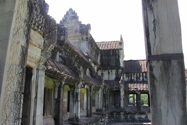 701-Siem-Reap-214-angkor-wat.jpg - Binnen de muren van Angkor Wat.