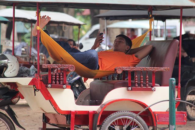 722-Siem-Reap-273.jpg - Genoeg tempels gehad voor vandaag. Onze tuktuk-chauffeur zal wel uitgerust zijn!