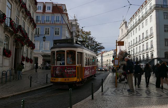 008-dag-1-tram28-002.jpg - Gesterkt met zo een lekkere apero nemen we tram 28 tegenover café A Brasileira.