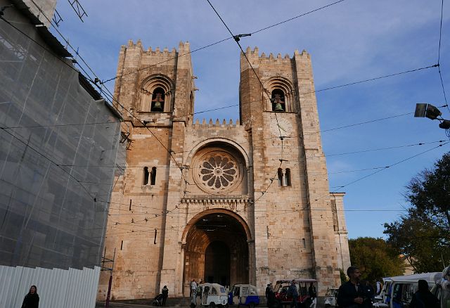 079-dag-1-alfama-023-se-catedral.jpg - De bouw van deze kathedraal begon in 1147, toen koning Alfonso I Lissabon heroverd had op de Arabieren. De Sé-kathedraal staat op de plek waar voorheen de hoofdmoskee stond.