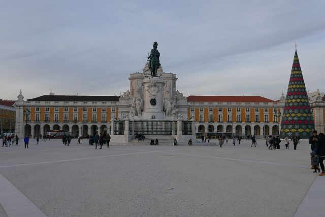 082-dag-1-praca-do-comercio-005.jpg - Standbeeld van koning José I te paard met op de achtergrond het koninklijk paleis dat nu dienst doet als ministerie. Een moderne kerstboom staat er ook al!