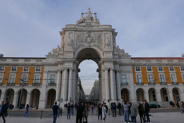 083-dag-1-praca-do-comercio-003.jpg - Arco da Rua Augusta aan de noordkant van het plein, versierd met historische figuren. 