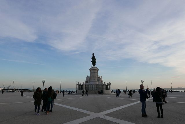085-dag-1-praca-do-comercio-002.jpg - Zicht op de Taag en het standbeeld van koning Jozef I van Portugal.