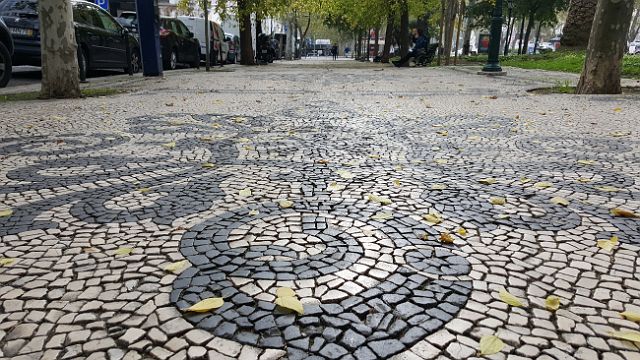 099-dag-2-fietstocht-008-avenida-da-liberdade.jpg - De voetgangers- en fietserszones zijn versierd met prachtige calçada (mozaïekplaveisel).