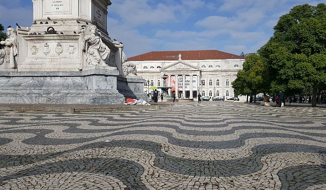 100-dag-2-fietstocht-027-rossio.jpg - Rossio, de populaire naam van het Praça Dom Pedro IV-plein dat al sinds de middeleeuwen één van de hoofdpleinen van Lissabon is. Het plein stond bekend als plaats voor executies, stierengevechten en demonstraties.